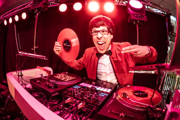 DJ Andre Siddi live beim Streaming, energische Musik in der Galerie.